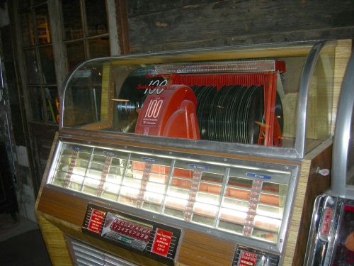 1200px-Seeburg_Select-o-matic_jukebox_detail_01A